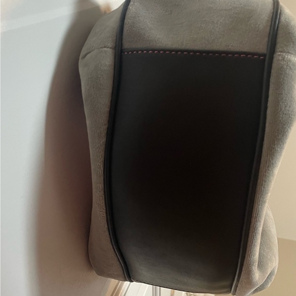 🖤🩷🩶 Rare Juicy Couture Handbag with Black Flowers and Gold Hardware Details - Picture 14 of 16